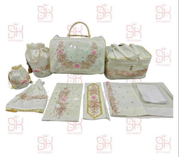 SAMYAG JAIN UPKARAN BHANDAR PRESENTS ZARDOZI WORK SAMAYAK SET 💯 Best quality 😍Fully plastic cotted 🎁Use for gifting and Personal use 1️⃣Samayak bag 2️⃣Asthprakari bag 3️⃣Derasar batwa 4️⃣Navkarvali batwa 5️⃣Charvla cover 6️⃣Book cover 7️⃣Pooja rumal 8️⃣Katasnu 9️⃣Muppati FOR MORE DETAILS CONTACT ON 9558945109 9925748875